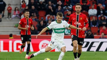 PALMA DE MALLORCA, 13/12/2025.- El centrocampista del Elche Aleix Febas (c) durante el encuentro correspondiente a la jornada 16 de LaLiga EA Sports entre el RCD Mallorca y el Elche disputado este sábado en Son Moix. EFE/ Cati Cladera