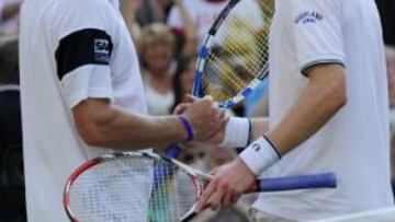 <b>SEMIFINALES </b>Andy Roddick y Andy Murray, al terminar el partido.