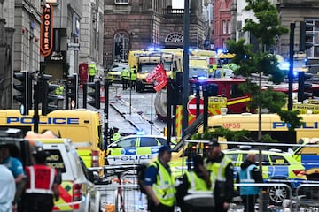 Un vehculo arremete contra aficionados del conjunto Red en el centro de la ciudad de Liverpool en la celebracin del ttulo de liga.