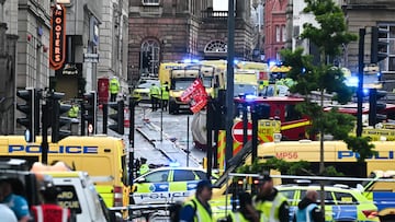 Un veh¨ªculo arremete contra aficionados del conjunto Red en el centro de la ciudad de Liverpool en la celebraci¨®n del t¨ªtulo de liga.