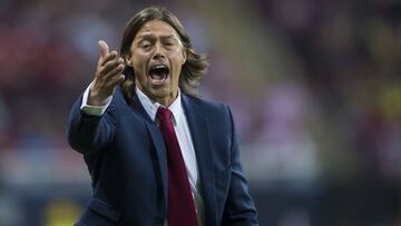 El técnico del Guadalajara cumple este miércoles 43 años de edad. Al momento de soplar las velas, se da tiempo para visualizarse en la fiesta que significaría la 12 con Chivas.