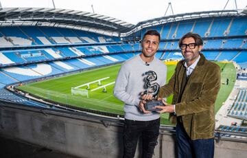 Rodri, jugador del Manchester City, posa con el trofeo junto a Vicente Jiménez, director de Diario AS.