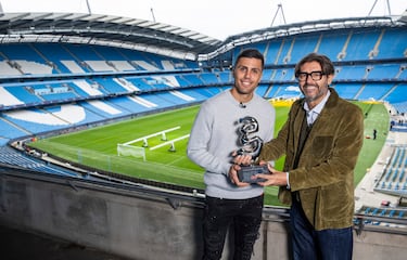 Rodri, jugador del Manchester City, posa con el trofeo junto a Vicente Jiménez, director de Diario AS.
