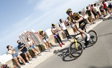 Los ciclistas subiendo a la montaña de Cullera
