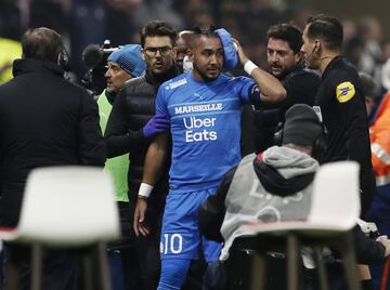 Dimitri Payet recibe un botellazo durante el partido contra el Lyon