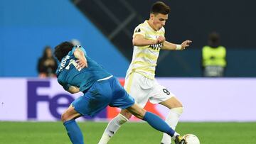 Zenit St.Petersburg's Iranian forward Sardar Azmoun and Fenerbahce's Macedonian midfielder Eljif Elmas vie for the ball during the UEFA Europa League round of 32 second leg football match between FC Zenit and Fenerbahce SK in Saint Petersburg on