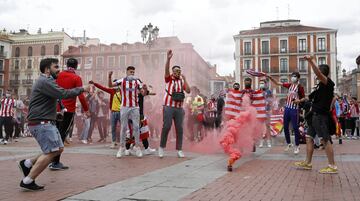 Los jugadores del Atleti celebran LaLiga con la afici車n en Valladolid