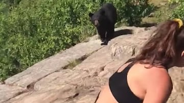 Julia Tupy y el oso negro que se encontr&oacute;.