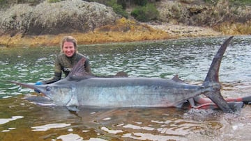 Una mujer bate un récord del mundo de pesca submarina con un pez de 162 kilos