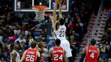 Anthony Davis vuela sobre la defens de Atlanta Hawks.