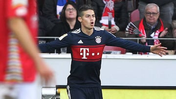 El volante colombiano James Rodríguez celebrando su gol marcado en la victoria del Bayern Múnich 0-2 sobre el Mainz 05 por Bundesliga
