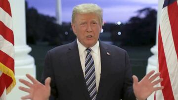 FOTO DE ARCHIVO: El presidente de Estados Unidos, Donald Trump, habla en la Casa Blanca después de regresar de la hospitalización en el Centro Médico Walter Reed para el tratamiento de la enfermedad por coronavirus (COVID-19), en Washington, el 5 de octubre de 2020.