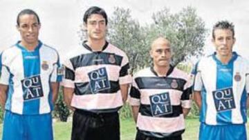 <b>PASARELA DE MODELOS. </b>Valdo , Riera, Clemente y Luis García (de izquierda a derecha) posaron con las nuevas camisetas que el Espanyol lucirá la próxima temporada. La presentación había levantado mucha expectación, pero defraudó a casi todo el mundo por lo poco trabajada que estaba. Alguien del club, incluso, se molestó por ello. En anteriores ocasiones el club se 'curró' algo más las presentaciones: haciendo un trayecto por Barcelona, en el Baja Beach Club... Ayer los jugadores pericos posaron la lado de la sala de prensa...
