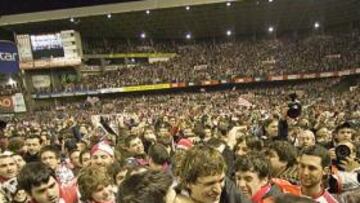 <b>INVASIÓN.</b> Tras la victoria ante el Sevilla el público ha saltado al terreno para celebrar la clasificación junto a los jugadores, que han salido al palco para festejar el pase a la final.