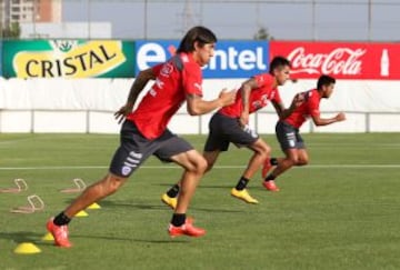 Cristián Suárez, Erick Pulgar y Gonzalo Espinoza hacen trabajos físicos en Juan Pinto Durán el miércoles.