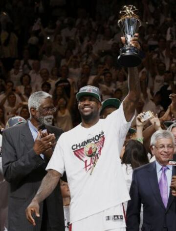 LeBron James sostiene el MVP 2012 que ganó con los Miami Heat premio que también recibió en 2013.