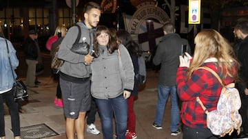 El Deportivo llegó ayer por la tarde a la capital y se fue directo al Meliá Galgos. En la llegada del equipo blanquiazul el más buscado por los aficionados que había allí fue Joselu. El delantero jugó tres temporadas en el filial del Madrid e incluso llegó a debutar con el primer equipo en 2011 marcando un gol al Almería en el Bernabéu. Será su regreso al feudo blanco.