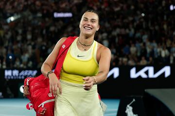 Aryna Sabalenka sonre mientras sale de la pista tras vencer a Paula Badosa en las semifnianles del Open de Australia. Disputar su tercera final conscutiva en Melbourne, habiendo ganado ya las dos ediciones pasadas.