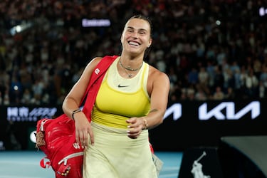 Aryna Sabalenka sonríe mientras sale de la pista tras vencer a Paula Badosa en las semifnianles del Open de Australia. Disputará su tercera final conscutiva en Melbourne, habiendo ganado ya las dos ediciones pasadas.