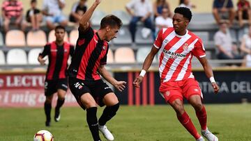 Mojica pelea un balón en un partido amistoso del Girona.