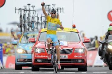 El líder de la clasificación general, el italiano Vincenzo Nibali del equipo Astana, celebra su victoria tras cruzar la línea de meta de la 18ª etapa del Tour de Francia en Hautacam (Francia).