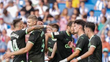 SAN SEBASTIÁN, 12/08/2023.- Los jugadores del Girona felicitan a su compañero Artem Dovbyk (2i) por marcar un gol (1-1) durante el partido de la jornada 1 de LaLiga entre la Real Sociedad y el Girona, este sábado en el estadio Reale Arena en San Sebastián. EFE/ Juan Herrero
