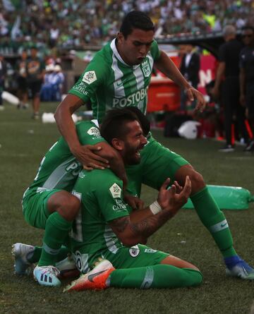 Cucchi, Arregui, en contra, Barrera y Barcos, en dos oportunidades, anotaron para los verdes. Por los rojos convirtieron Murillo y Cano.