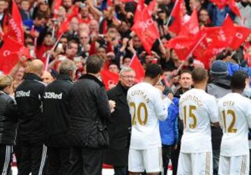 Despedida de los seguidores y jugadores del Manchester United a Sir Alex Fergurson entrenador durante 26 años, antes del encuentro de la Premier League entre el Manchester United y el Swansea City en Old Trafford.