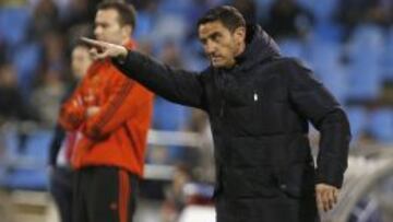 Manolo Jiménez da órdenes en el partido ante el Sevilla.