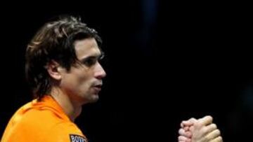 <b>RESIGNADO. </b>Ferrer saluda a Soderling después de aguantar la lluvia de palos que propinó el sueco.