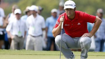Jon Rahm observa la bola durante la última jornada del Tour Championship en el East Lake Golf Club.