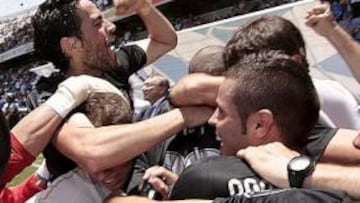 <b>ALEGRÍA. </b>Toda la plantilla y el cuerpo técnico de la Ponferradina celebró el ascenso a Segunda División al finalizar el partido.