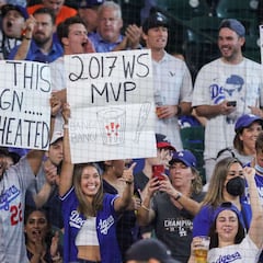 Aficionados de los Dodgers abuchean a los Astros en Minute Maid Park