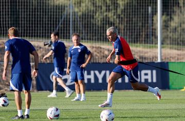 Griezmann, de nuevo el gran ídolo para todos en el Atleti, durante un ejercicio en el primer madrugón de la estadía. 