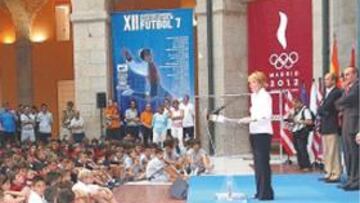 <b>AGRADECIDA. </b>Esperanza Aguirre recibió a los niños.
