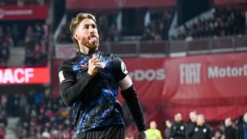 GRANADA, 19/12/23.- El defensa del Sevilla Sergio Ramos (i) celebra su gol, tercero del equipo, durante el partido de LaLiga de fútbol que Granada CF y Sevilla FC disputan este martes en el estadio Nuevo Los Cármenes. EFE/Miguel Ángel Molina
