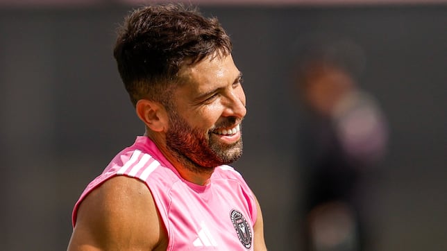 Messi reclama a Jordi Alba