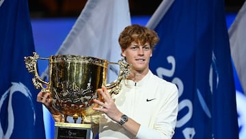 Jannik Sinner posa con el trofeo del China Open.