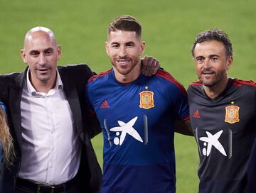 SEVILLE, SPAIN - OCTOBER 14: Luis Enrique Martinez (R) pose on next to Luis Manuel Rubiales (L), President of Spanish Royal Football Federation (RFEF) and <a href="https://en.as.com/tag/sergio_ramos/a/" target="_blank">Sergio Ramos</a> (C) of Spain during