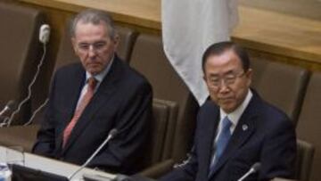 El secretario general de la ONU, Ban Ki-moon, junto al presidente del COI, Jacques Rogge.