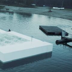 Crean la primera piscina de olas flotante del mundo