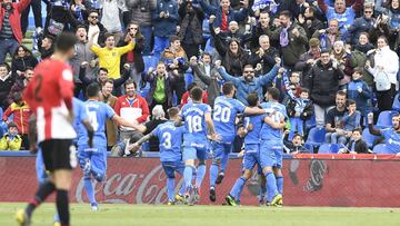 Los jugadores del Getafe celebran junto a su afici&oacute;n el gol de &Aacute;ngel en el duelo ante el Athletic de Bilbao.