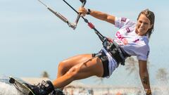 La kitesurfista Claudia León sonriendo en una competición de la GKA.