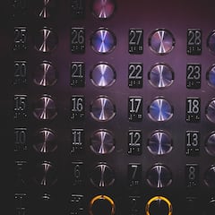 ¿Cuál es el número de votos necesarios para instalar o cambiar un ascensor en una comunidad de vecinos?