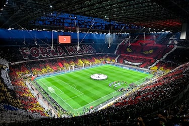 En 2022, el AC Milan fue vendido al fondo estadounidense RedBird Capital Partners por una cifra cercana a los 1.200 millones de dólares, marcando una de las operaciones más importantes en la historia reciente del fútbol italiano. La venta puso fin a la etapa de Elliott Management como propietario, quien había tomado el control del club en 2018 tras la salida del empresario chino Li Yonghong.

RedBird, con experiencia en inversiones deportivas (incluyendo una participación en el Liverpool FC), asumió el control con la intención de consolidar el resurgimiento del Milan, que acababa de conquistar la Serie A tras más de una década. La operación incluyó compromisos de inversión en infraestructura, digitalización y desarrollo global de marca. El club mantuvo parte de su estructura directiva para asegurar continuidad. Esta venta situó al Milan entre los clubes europeos más valiosos y confirmó el creciente interés del capital estadounidense en el fútbol europeo.
