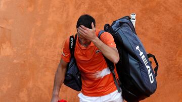 Roquebrune Cap Martin (France), 12/04/2022.- Novak Djokovic of Serbia leaves the court after losing his second round match against Alejandro Davidovich Fokina of Spain at the Monte-Carlo Rolex Masters tennis tournament in Roquebrune Cap Martin, France, 12 April 2022. (Tenis, Francia, España) EFE/EPA/SEBASTIEN NOGIER
