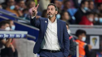 CORNELLÁ-EL PRAT (BARCELONA), 18/10/2021.- El entrenador del Espanyol, Vicente Moreno, da instrucciones a sus jugadores durante el encuentro ante el Cádiz, correspondiente a la novena jornada de primera división que disputan este lune