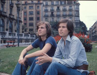 Hijo de Luis Miguel Dominguín, torero español perteneciente a una familia de gran tradición taurina, y Lucia Bosé, actriz y modelo italiana y ganadora de Miss Italia en 1947.
En 1973 entra de lleno en la música. En 1975 ve la luz su primer álbum y la canción "Linda", junto a otras como "Amiga" y "Mi libertad". Con su segundo álbum, Miguel Bosé, comienza una carrera internacional, con fuerte proyección en varios países de Europa. 
Ha lanzado 20 álbumes de estudio y ha vendido más de 60 millones de copias en el mundo.
En la imagen Miguel Bosé y su hermana Paola Dominguín durante el rodaje de la película "Vera".  