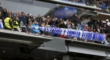 Así quitaron la pancarta contra Florentino Pérez en el Bernabéu