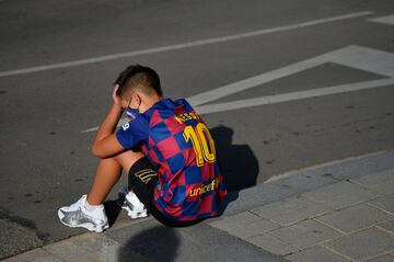 Un joven seguidor culé se acercó a la ciudad deportiva del Barça y sufrió al ver como su ídolo, Leo Messi, no acudió a las pruebas PCR.